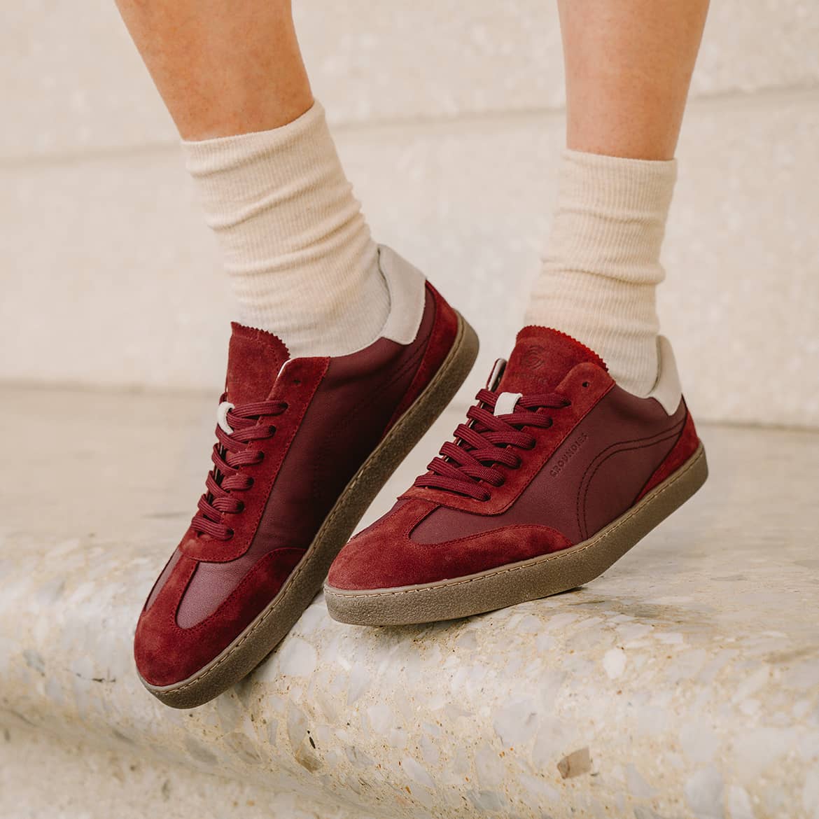 Groundies Panama Barfußsneaker in einer sommerlichen Alltagsszene