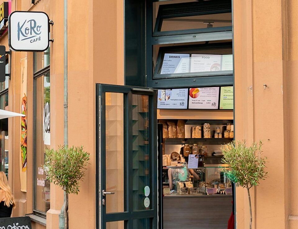 Eingang eines Korodrogerie Cafés in Berlin