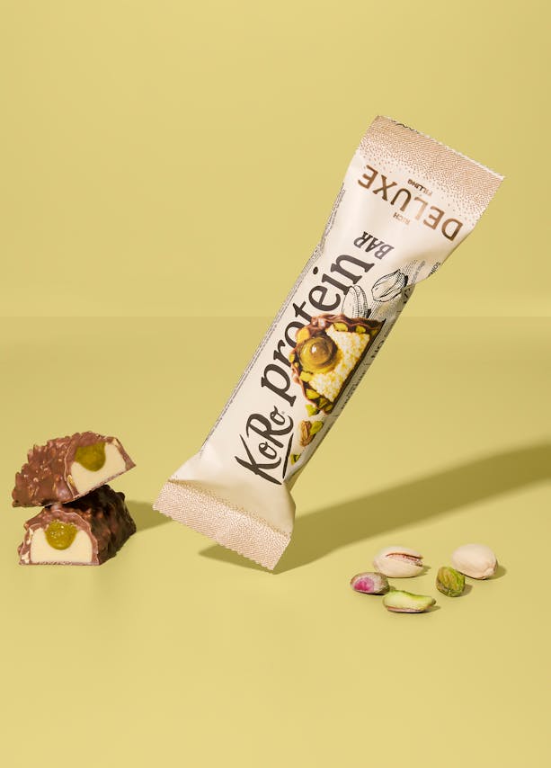 Proteinriegel mit Pistazienbutter in der Verpackung