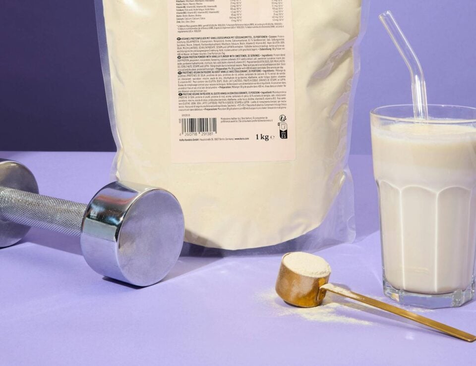 Beutel mit veganem Proteinpulver Vanille von Korodrogerie auf hellem Hintergrund