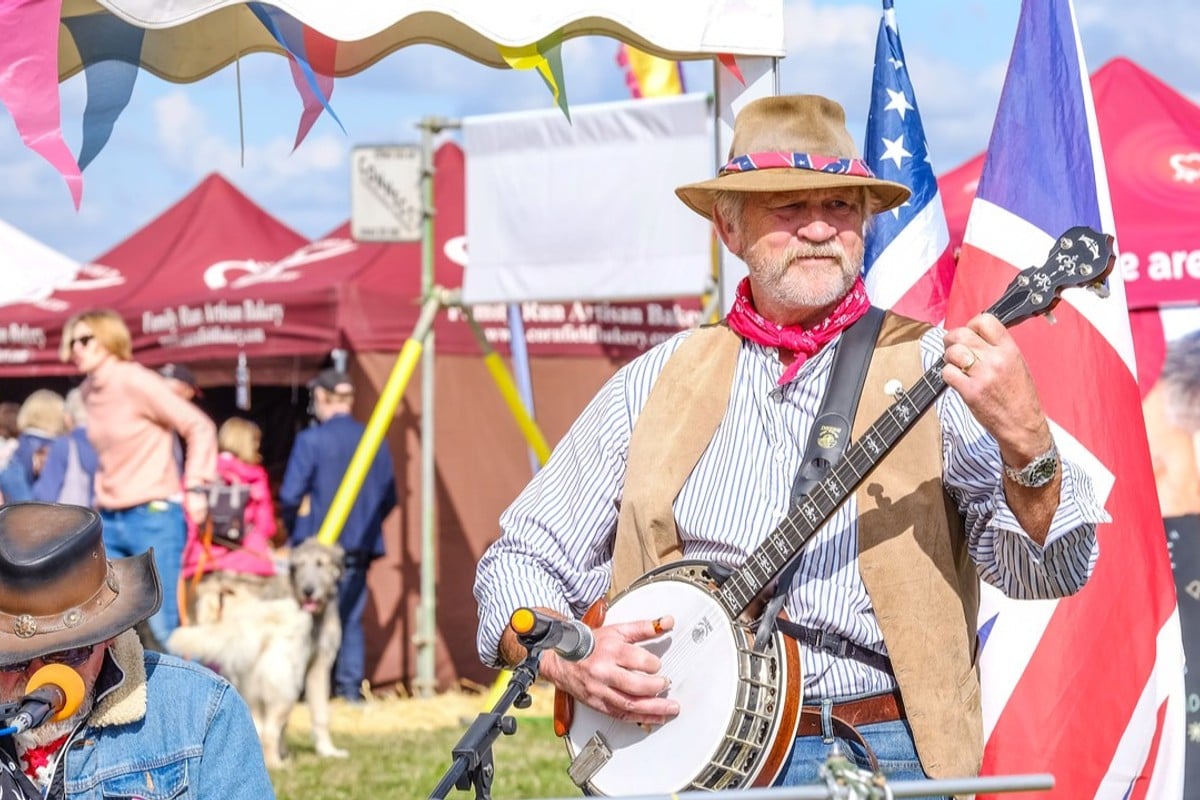 Musician playing banjo at Thame Food Festival