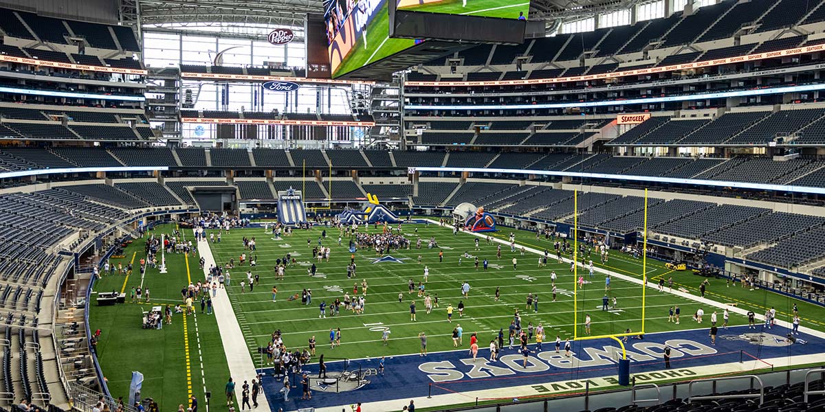 Fans at a Rally Days stadium tour