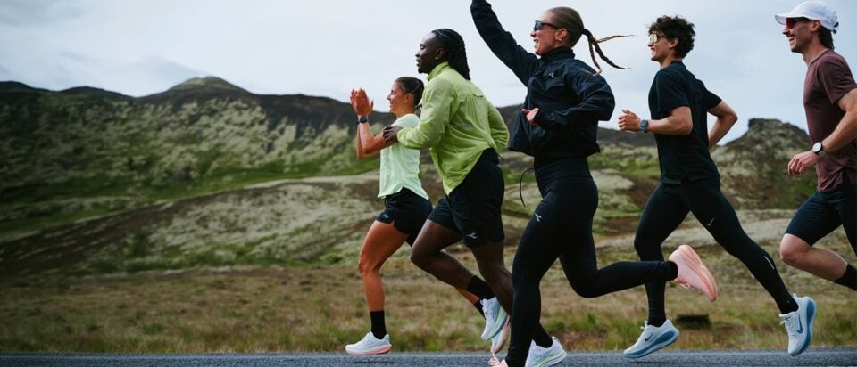 Gruppo di runner che corre su un sentiero di montagna
