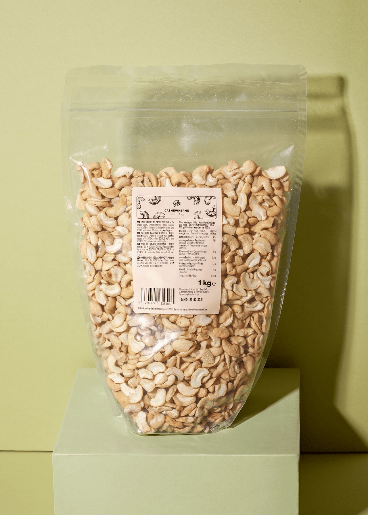 Beutel mit Cashewbruch auf einem grünen Ständer