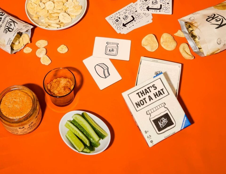 Snacks von Korodrogerie auf einem Tisch bei einem geselligen Spieleabend