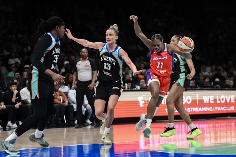 Mercury player drives against New York Liberty defenders