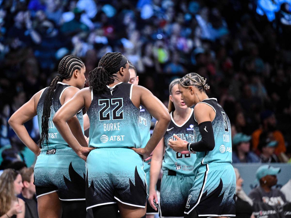New York Liberty players huddling during a game