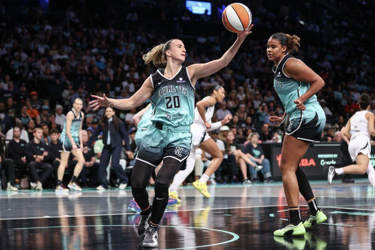 Sabrina Ionescu controls the ball in transition during a game