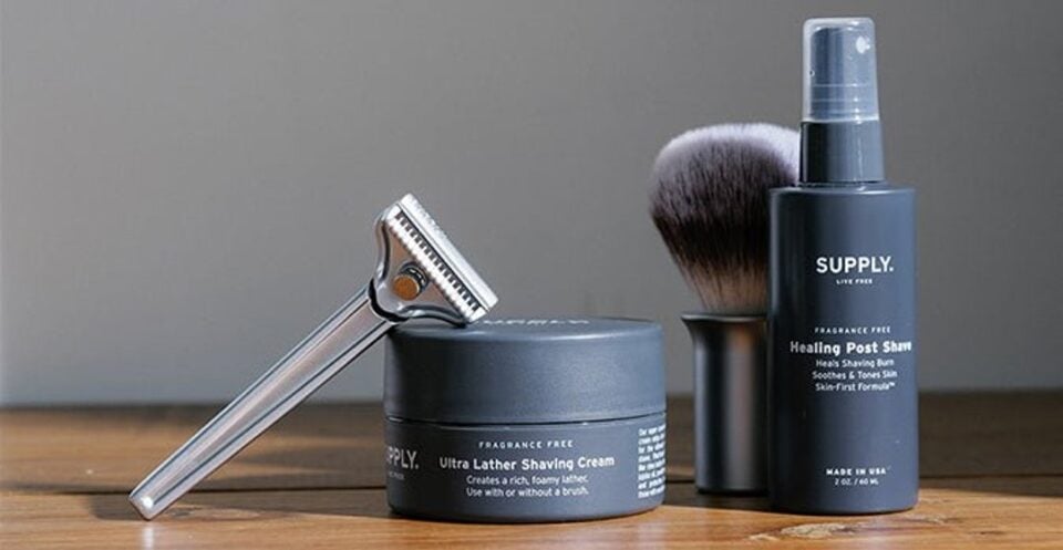 Supply Single Edge SE razor and shaving accessories in a bathroom setting